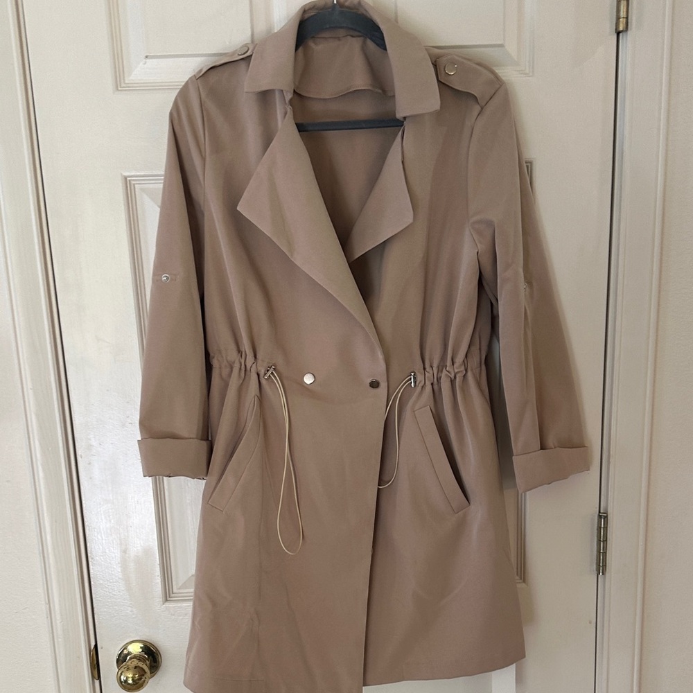 Light weight adjustable waist tie trench coat size small.